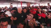 Saat tiba, mantan Gubernur Jawa Tengah itu langsung disambut oleh nelayan dan warga.