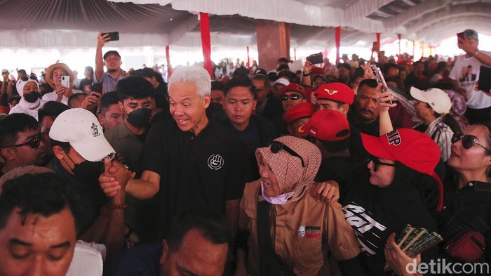 Ganjar Sapa Nelayan di TPI Karangsong Indramayu Capres nomor urut 03 Ganjar Pranowo melakukan kampanye di Indramayu, Jabar, Sabtu (23/12). Dalam kampanye kali ini, Ganjar menyapa nelayan di TPI Karangsong.