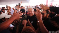 Warga berkerumun untuk menyalami Ganjar.