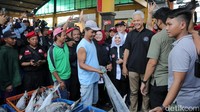 Ganjar juga diajak berkeliling melihat pelelangan ikan.