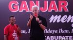 Ganjar Sapa Nelayan di TPI Karangsong Indramayu