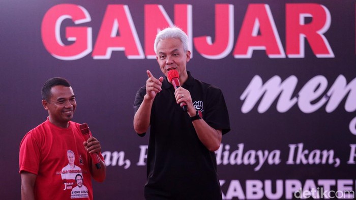 Capres nomor urut 03 Ganjar Pranowo melakukan kampanye di Indramayu, Jabar, Sabtu (23/12). Dalam kampanye kali ini, Ganjar menyapa nelayan di TPI Karangsong.