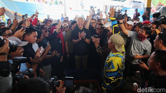 Ganjar Sapa Nelayan di TPI Karangsong Indramayu Capres nomor urut 03 Ganjar Pranowo melakukan kampanye di Indramayu, Jabar, Sabtu (23/12). Dalam kampanye kali ini, Ganjar menyapa nelayan di TPI Karangsong.
