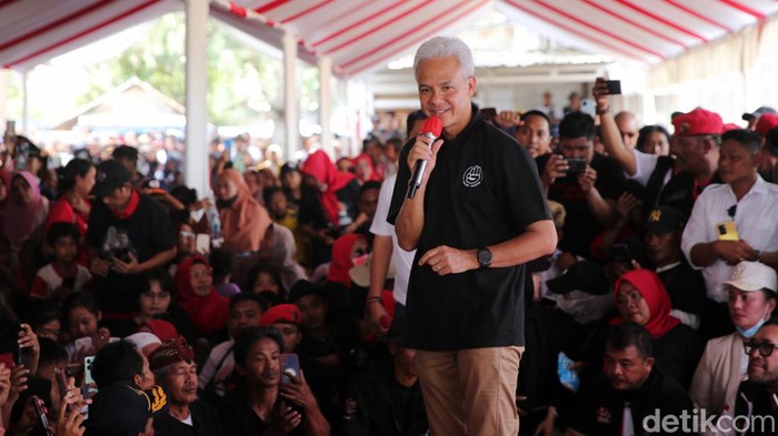 Selain menyapa nelayan, capres nomor urut 3 Ganjar Pranowo juga bertemu petani di Indramayu, Jawa Barat, Sabtu (23/12/2023). Pertemuan itu untuk menyerap aspirasi petani Indramayu.