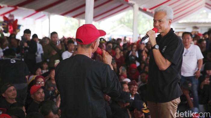 Selain menyapa nelayan, capres nomor urut 3 Ganjar Pranowo juga bertemu petani di Indramayu, Jawa Barat, Sabtu (23/12/2023). Pertemuan itu untuk menyerap aspirasi petani Indramayu.