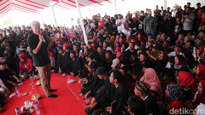 Selain menyapa nelayan, capres nomor urut 3 Ganjar Pranowo juga bertemu petani di Indramayu, Jawa Barat, Sabtu (23/12/2023). Pertemuan itu untuk menyerap aspirasi petani Indramayu.