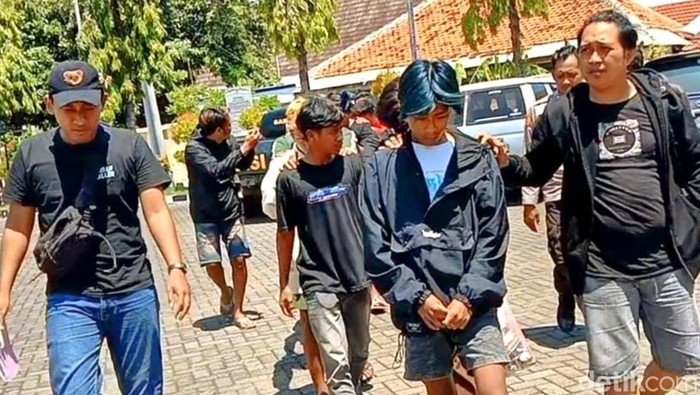 Geng pemuda pelaku pengeroyokan remaja saat digelandang di Mapolres Situbondo.