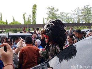 Tiba di Manado, Gibran Dipakaikan Pakaian Adat Khas Minahasa