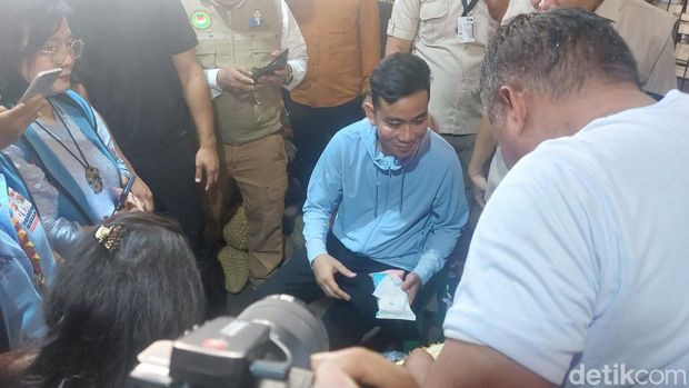 Gibran Rakabuming blusukan di Pasar Induk Kramat Jati, Jakarta Timur, 23 Desember 2023. (Rumondang Naibaho/detikcom)