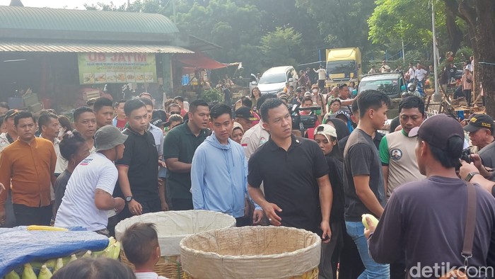 Gibran Rakabuming blusukan di Pasar Induk Kramat Jati, Jakarta Timur, 23 Desember 2023. (Rumondang Naibaho/detikcom)