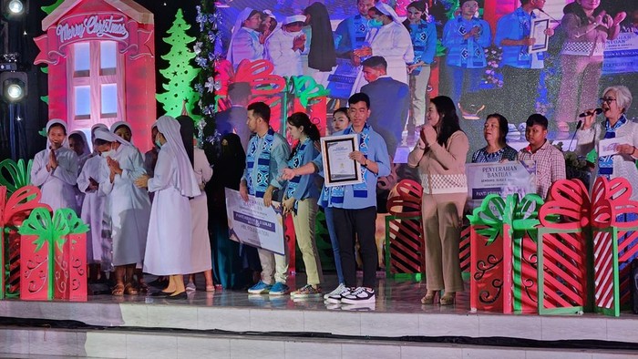 Gibran Rakabuming Raka saat mengahdiri perayaan Natal di acara Christmas Youth Celebration & Concert, di Manado, Sulawesi Utara, Sabtu (23/12/2023).