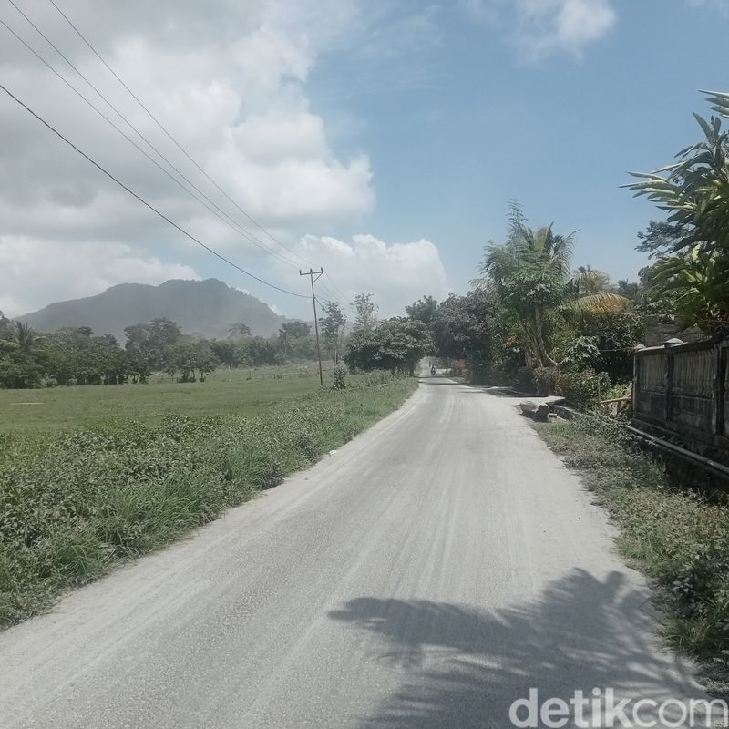 Gunung Lewotobi Laki-laki, Kabupaten Flores Timur, Nusa Tenggara Timur (NTT), erupsi, Sabtu (23/12/2023). (Arnoldus Yurgo Purab)