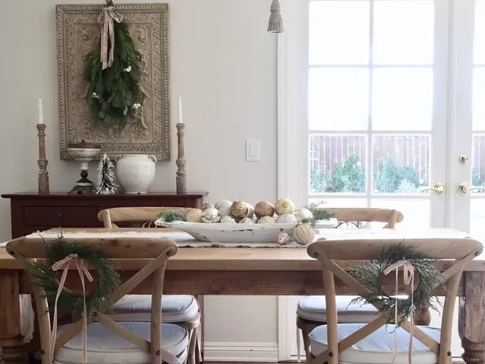 inspirasi ruang makan jelang natal/Maison de Cinq via The Spruce