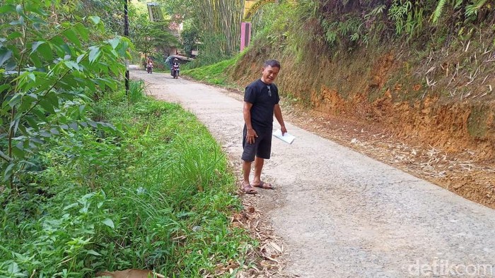 Jalan Poros Sadan-Bangkelekila di Toraja Utara longsor hingga sisi jalan ditumbuhi rerumputan.