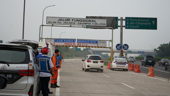 Jalur fungsional Jalan Tol Jakarta-Cikampek II Selatan dibuka pada Sabtu (23/12/2023) sore.