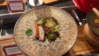 Untuk menu makanan beratnya, Intercontinental Jakarta Pondok Indah menyiapkan Oven Roasted Turkey. Berupa ayam kalkun dengan kol merah,  toge, glazed chesnut, lengkap dengan cranberry saus. Foto: Detikcom / Atiqa Rana