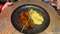 Adapun irisan beef steak yang empuk kenyal. Dilengkapi dengan mashed potato dan lumuran saus dengan perpaduan rasa antara gurih, manis, dan sedikit asam. Foto: Detikcom / Atiqa Rana