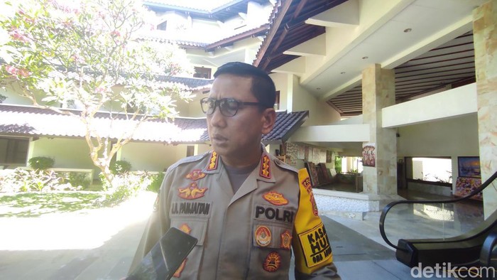 Kabid Humas Polda Bali Kombes Jansen Avitus Panjaitan memberikan keterangan pers di salah satu hotel di Kecamatan Kuta, Kabupaten Badung, Sabtu (23/12/2023). (I Wayan Sui Suadnyana/detikBali)