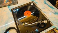 Di ruang ini pengunjung dapat memilih dan memutar piringan hitam koleksi pustaka vinyl Samsara.