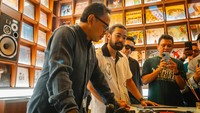 Bima Arya mengunjungi ruang dengar atau listening space di Samsara, Kota Bogor.