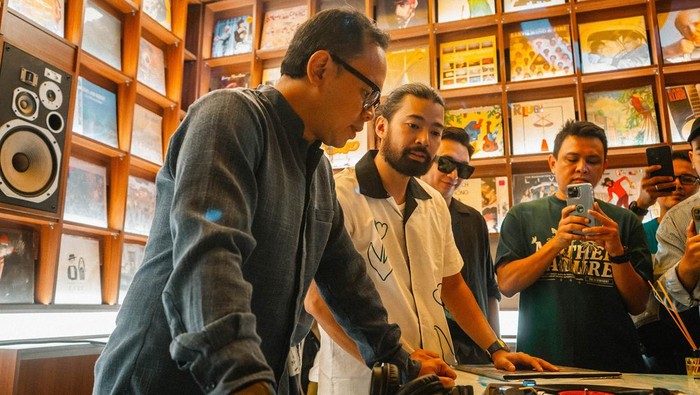 Kala Bima Arya Sambangi Listening Space dan Kulineran di Samsara Bogor Wali Kota Bogor Bima Arya meresmikan Cafe dan Resto Samsara. Bima Arya juga sempat menyambangi listening space dan kulineran di cafe dan resto tersebut.