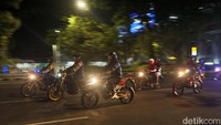 Saat Patroli Skala Besar Wali kota Surabaya Eri Cahyadi bersama Kapolrestabes Surabaya Kombes Pasma Royce dan TNI berkeliling menggunakan motor.