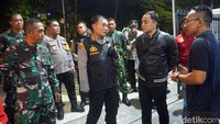 Kapolrestabes Surabaya Kombes Pasma berserta Wali kota Surabaya Eri Cahyadi dan TNI melakukan pengencekan di Gereja Katolik Katedral Hati Kudus Yesus Surabaya di Jalan Polisi Istimewa.