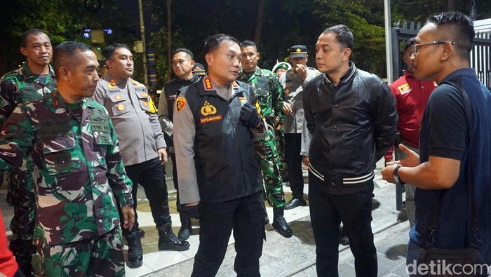 Kapolrestabes Surabaya Patroli Skala Besar Amankan Natal Kapolrestabes Surabaya Kombes Pasma Royce bersama Walikota Surabaya melakukan patroli skala besar amankan Natal 2023, Sabtu (23/12/2023).