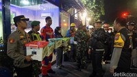 Mereka juga memberikan bantuan kepada penjaga pos pelayanan natal di Taman Bungkul.