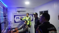 Wakasat Lantas AKP Aristianto Budi Sutrisno menjelaskan fungsi K3 imobile sebagai pusat kendali informasi di Pos pelayanan Satlantas Polrestabes Surabaya yang berada di Taman Bungkul.