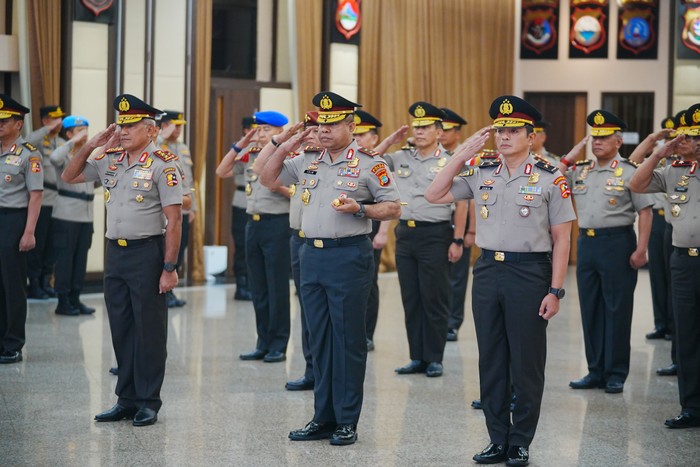 Kapolri Jenderal Polisi Drs. Listyo Sigit Prabowo, M.Si. memimpin Upacara Korps Raport Kenaikan Pangkat di Rupatama Mabes Polri, Jakarta, Jumat (22/12/2023). Pada kesempatan ini,  Kepala Badan Narkotika Nasional RI Marthinus Hukom, S.I.K., M.Si. resmi mendapat mandat baru sebagai Jenderal Bintang Tiga.