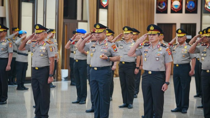 Kapolri Jenderal Polisi Drs. Listyo Sigit Prabowo, M.Si. memimpin Upacara Korps Raport Kenaikan Pangkat di Rupatama Mabes Polri, Jakarta, Jumat (22/12/2023). Pada kesempatan ini,  Kepala Badan Narkotika Nasional RI Marthinus Hukom, S.I.K., M.Si. resmi mendapat mandat baru sebagai Jenderal Bintang Tiga.