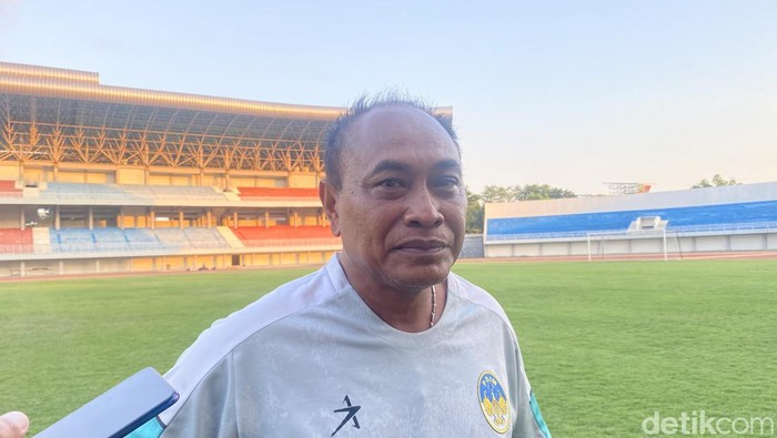 Kas Hartadi usai sesi latihan PSIM Jogja di Stadion Mandala Krida, Jogja, Sabtu (23/13/2023)