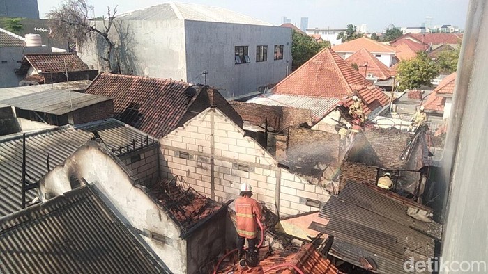 Kebakaran rumah di Jalan Adityawarman IV Nomor 21 A, Surabaya.
