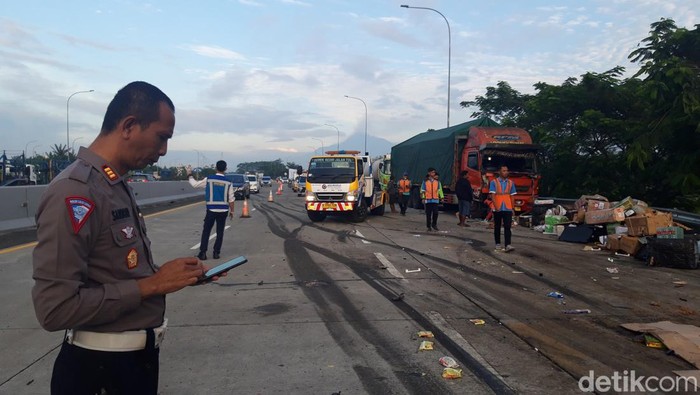 Kecelakaan maut di jalan tol Semarang–Solo dekat rest area 487 Boyolali, pada 14 April 2023.