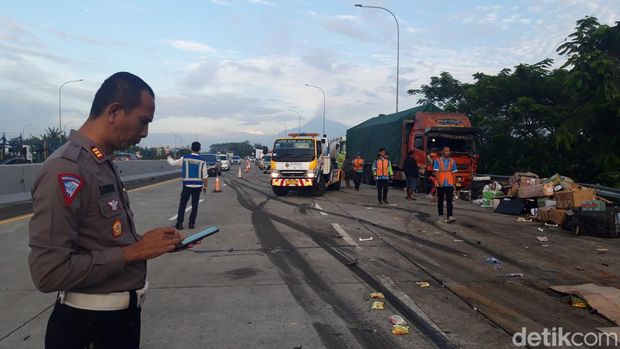 Kecelakaan maut di jalan tol Semarang–Solo dekat rest area 487 Boyolali, pada 14 April 2023.