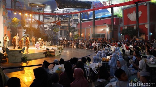 Kemeriahan acara Anniversary pertama Trans Studio Bali.