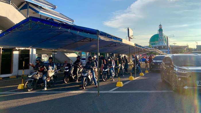 Kendaraan roda dua dan empat antre masuk kapal di Pelabuhan Ketapang.
