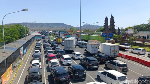 Kepadatan di Pelabuhan Gilimanuk, Bali.