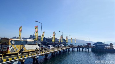 Potret Kepadatan Kendaraan di Pelabuhan Ketapang Banyuwangi