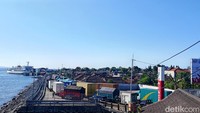 Selain dipicu arus penumpang yang tinggi jelang puncak libur natal, kepadatan ini juga dipicu surutnya air laut di Selat Bali. Akibatnya kapal sulit sandar dan melakukan bongkar muat.
