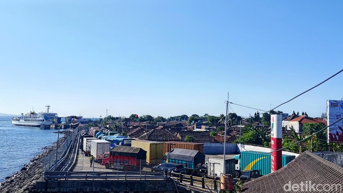 Kepadatan kendaraan terlihat di jalur Pantura Situbondo hingga pintu masuk Pelabuhan Ketapang Banyuwangi sejak Sabtu (23/12/2023) dini hari.