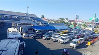 Pihak kepolisian setempat menyebutkan kepadatan di jalur menuju Pelabuhan Ketapanag Banyuwangi terjadi pada H-2 Nataru.
