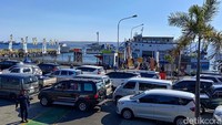 Antrean kendaraan di Pelabuhan Ketapang di dominasi oleh kendaran pribadi dan bus.