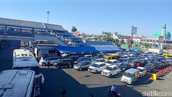 Kepadatan Kendaraan di Pelabuhan Ketapang Banyuwangi