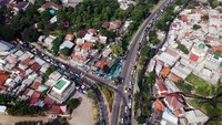 Foto udara kepadatan kendaraaan saat diberlakukan sistem satu arah menuju jalur wisata Puncak, Gadog, Kabupaten Bogor, Jawa Barat, Sabtu (23/12/2023) sekitar pukul 08.40 WIB.