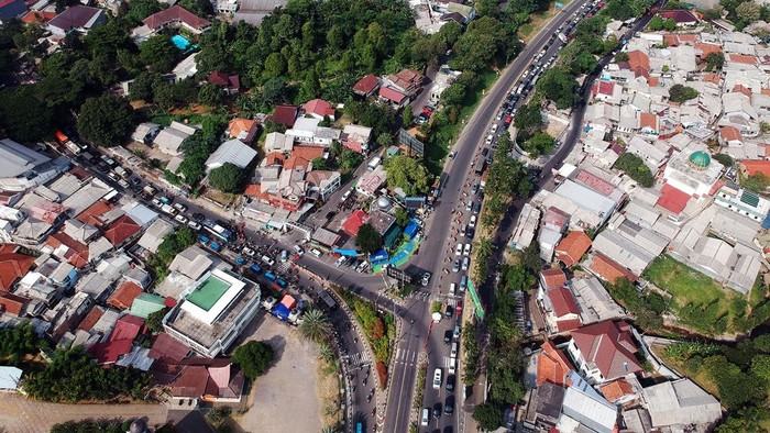 Foto udara kepadatan kendaraaan saat diberlakukan sistem satu arah menuju jalur wisata Puncak, Gadog, Kabupaten Bogor, Jawa Barat, Sabtu (23/12/2023). Satlantas Polres Bogor menerapkan rekayasa lalu lintas berupa sistem ganjil genap, sistem lawan arah (contraflow) dan sistem satu arah (one way)  di kawasan wisata Puncak dalam rangka libur panjang Natal 2023 untuk mengantisipasi kepadatan arus kendaraan. ANTARA FOTO/Yulius Satria Wijaya/foc.