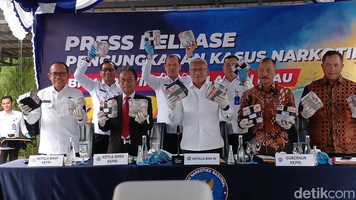 Kepala BNN RI, Komjen Marthinus Hukom menunjukkan 60 kg sabu tangkapan BNNP Kepri.(Foto: Alamudin Hamapu)