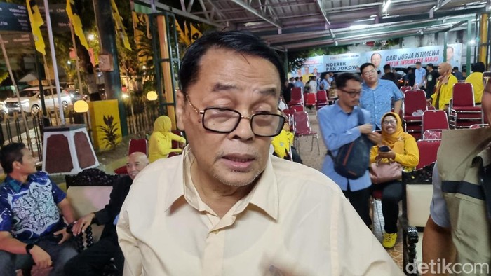 Ketua TKD Prabowo-Gibran DIY, Gandung Pardiman saat memberikan keterangan, Jumat (22/12/2023).