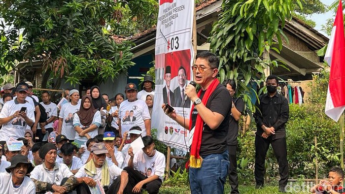 Ketua TPN Arsjad Rasjid melakukan sosialisasi cara mencoblos Ganjar-Mahfud saat 14 Februari 2024 ke warga di Desa Barugubug, Jatisari, Karawang.